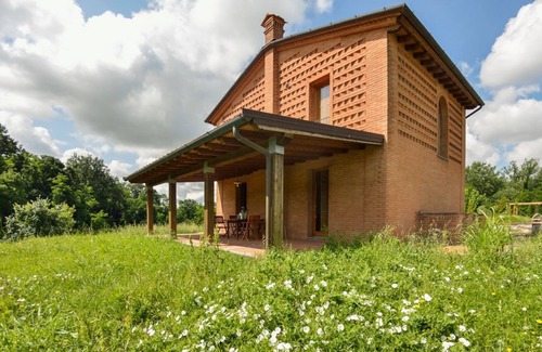Montecarlo Villa | La Casetta Rossa - Two Bedroom Villa, Sleeps 5