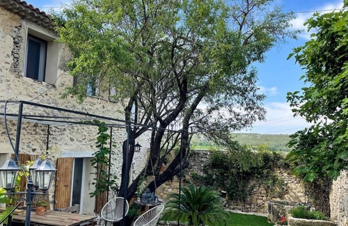 La Barben Bed & Breakfast | La Chambre des Secrets des Terres d Amélie