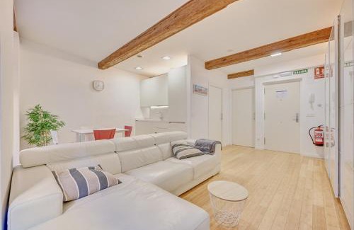 Old Town Apartment | La Chapitela 7 by Clabao