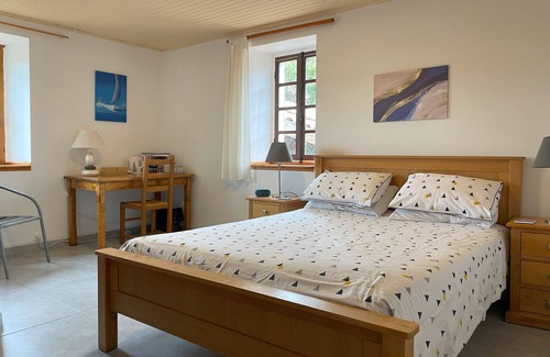 Payzac Bed & Breakfast | La Glycine at Mas de la Giralde. Continental breakfast included. Pool and views