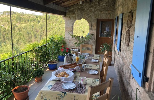 Payzac Bed & Breakfast | La Glycine at Mas de la Giralde. Continental breakfast included. Pool and views