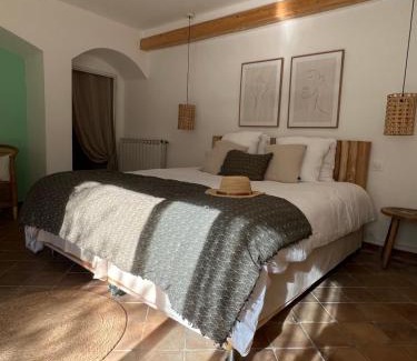 Saint-Genies-de-Malgoires House | La Maison Des Autres, piscine chauffée, chambres d'hôtes proches Uzès, Nîmes, Pont du Gard, Table d'hôtes d'octobre à fin avril sur réservation