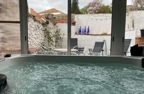 Albinyana House | La Olivera APARTHotel Rural Suites bañera hidro o Jacuzzi privados