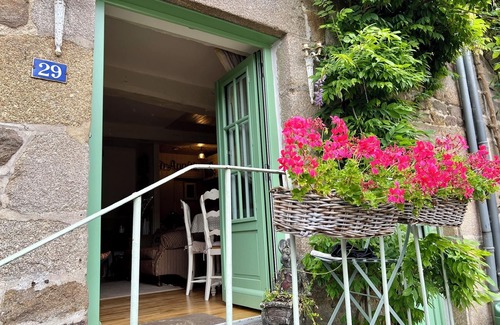 Lanvallay House | La Petite Madeleine, Charming Gîte, Dinan Port.