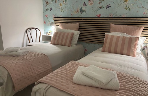 Solesmes Bed & Breakfast | La petite maison 2 mn from Abbaye Saint Pierre de Solesmes