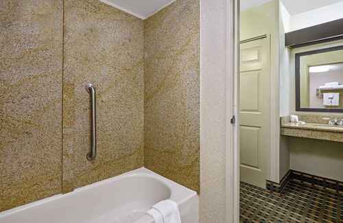 Columbia Hotel | La Quinta Inn by Wyndham Columbia SE/Fort Jackson