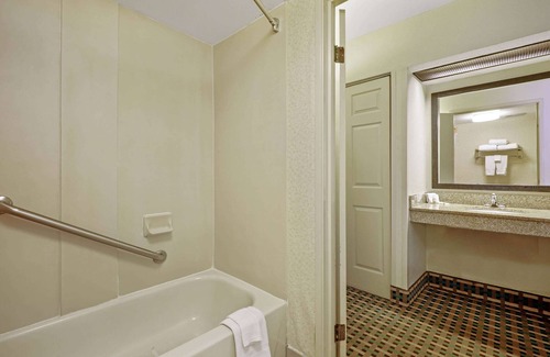 Columbia Hotel | La Quinta Inn by Wyndham Columbia SE/Fort Jackson