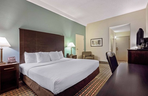 Columbia Hotel | La Quinta Inn by Wyndham Columbia SE/Fort Jackson