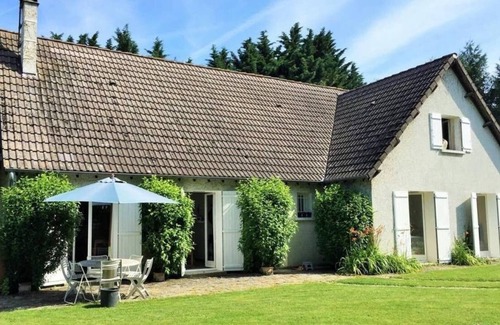 Maligny House | La Roseraie : Maison de Campagne au Calme au Coeur d 'un Petit Village Bourguignon