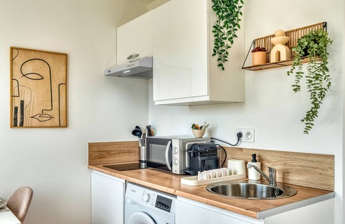 Parilly Apartment | La Suite Crème - Métro D - Gare de Vénissieux