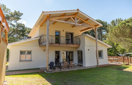 Lacanau Villa | La Villa de Longarisse Lacanau located 50m from Lacanau lake and its beaches!