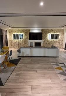 Montigny-les-Cormeilles Bed & Breakfast | La Villa Jacuzzi et Cinéma "LES 300" à 15 min de Paris JO 2024 et du Stade de France TARIFS PRIVILEGES SEMAINE OU MOIS DISPONIBLE