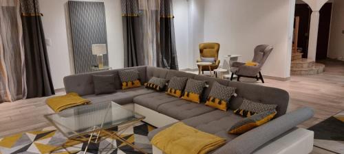 Montigny-les-Cormeilles Bed & Breakfast | La Villa Jacuzzi et Cinéma "LES 300" à 15 min de Paris JO 2024 et du Stade de France TARIFS PRIVILEGES SEMAINE OU MOIS DISPONIBLE