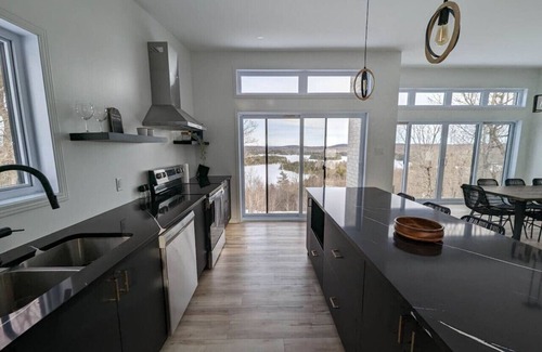 Val-des-Monts Apartment | La Vue - Mountain Top Cottage