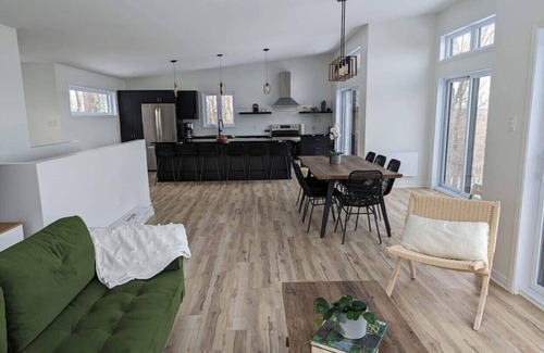 Val-des-Monts Apartment | La Vue - Mountain Top Cottage