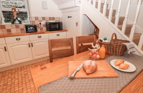 Castleton Cottage | LABURNUM COTTAGE, with a garden in Castleton, Peak District