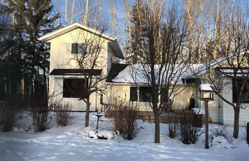 Central Alberta Cabin | Lac Ste. Anne - Cozy All season cabin 100 meters from the lake!
