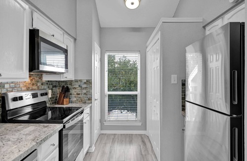 April Sound Condo | Lake Conroe Condo in Gated Community with Porch & Modern Amenities—Your Ideal Getaway Spot!
