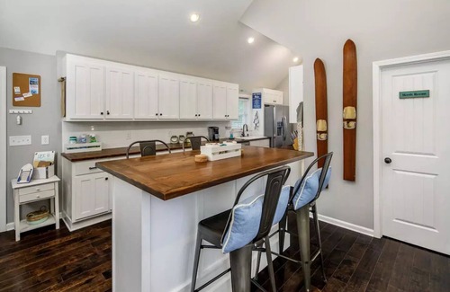 Gainesville Cottage | Lake Cottage + Party Dock + Fire Pit + Game Room + Loft