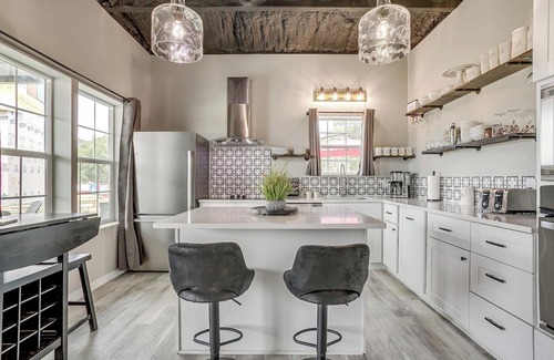 Bridgeport House | Lake Days Await Boat Parking Big Porch