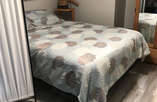 Orillia Apartment | Lake front bachelor nClose to all amenities casino Rama nSki hills