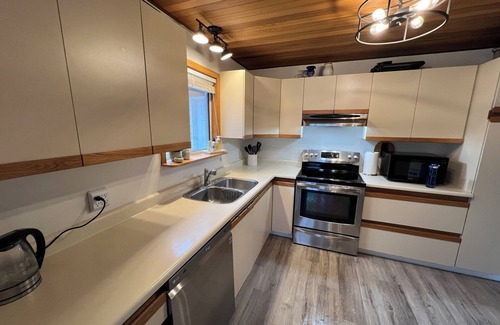70 Mile House House | Lake Front Recreational Acre
