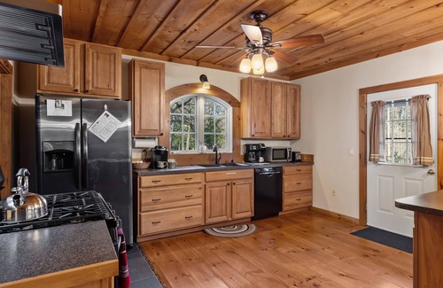 Wevertown Cabin | Lake George, Loon, and Schroon -Hot Tub -Firepit -Gameroom -Kayaks -Pets