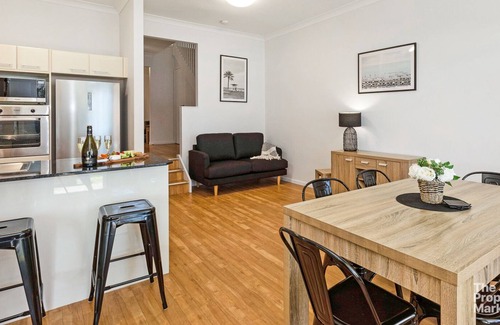 Mannering Park House | Lake Getaway - Stay 2 nights, get 1 night free!