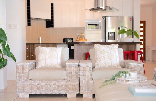 Trinity Beach House | Lake house, stroll to beach & cafes- Pets Welcome