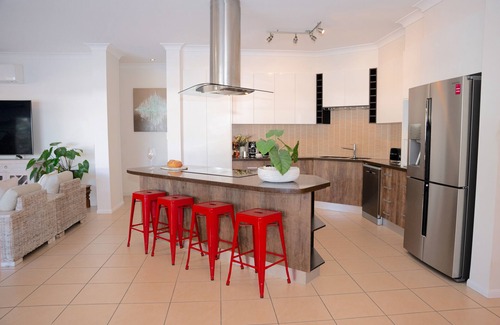 Trinity Beach House | Lake house, stroll to beach & cafes- Pets Welcome