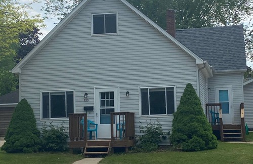 Harbor Beach House | Lake Huron Harbor Getaway-Walk to Downtown and the Beach