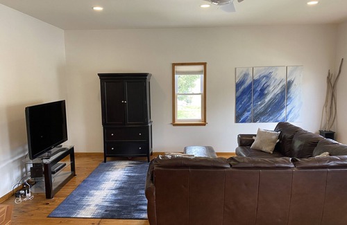 Harbor Beach House | Lake Huron Harbor Getaway-Walk to Downtown and the Beach