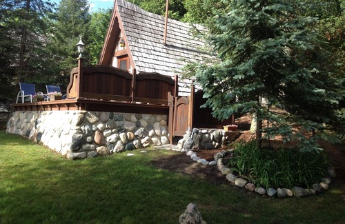 Harbor Springs Cottage | Lake Michigan Beachfront Efficiency Guest House