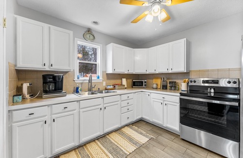 Craig Beach House | Lake Milton Haven: 3BR, Modern, Near Lake & Winery