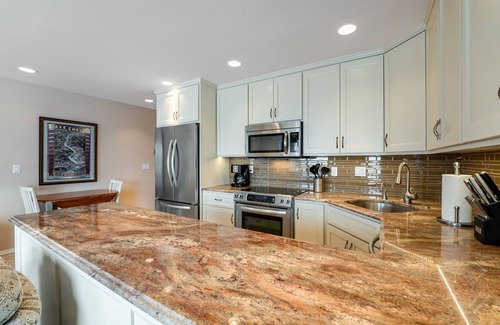 Chelan Condo | Lake & Mountain View Condo with Free WiFi, Shared Pool, Hot Tub, & Fitness Room