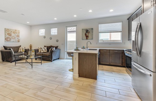 Pinal County Apartment | Lake + Mtn Views: Modern Apache Junction Getaway