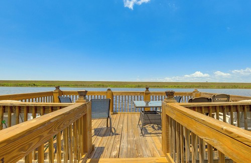 Okeechobee Cabin | Lake Okeechobee Log Cabin w/Community Pool & Dock