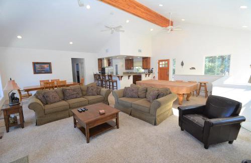 Bass Lake House | Lake Shore Lake Front Free Night Special