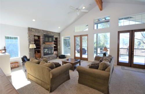 Bass Lake House | Lake Shore Lake Front Free Night Special
