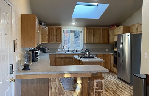 Lake Almanor Country Club House | Lake retreat for multiple families w/game room!