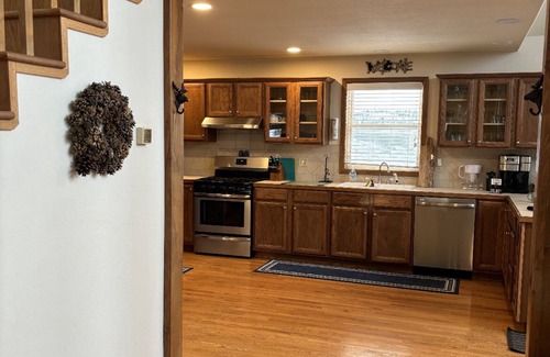 Twin Lakes Ski Chalet | Lake View at the Lone Pine Lodge. 4 beds 2 Bath. Sleeps 6. License 2025–072