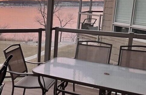Arnolds Park Condo | Lake view condo! Updated unit with 8 beds and 6 waterpark passes at Bridges Bay.