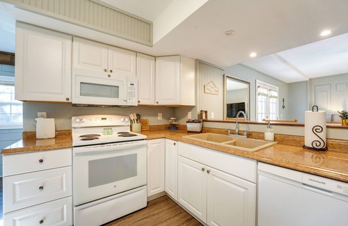 Cape Fair Apartment | Lake Views & Community Perks: Cape Fair Apartment!