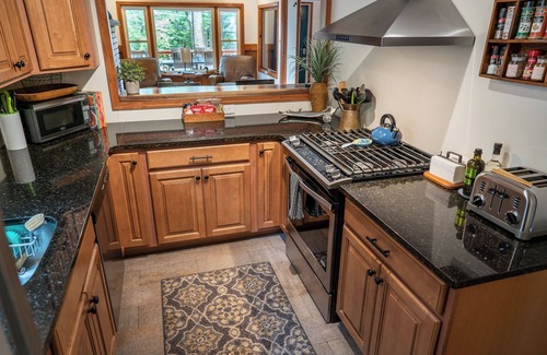 Lake Harmony Cottage | LAKE VIEWS! Cottage near lake access, 4 kayaks, AC, linens included.