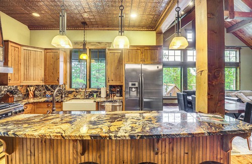 Eureka Cabin | Lake Views & Resort Perks: Spacious Eureka Cabin!