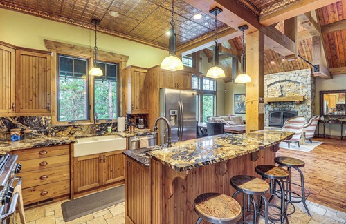 Eureka Cabin | Lake Views & Resort Perks: Spacious Eureka Cabin!