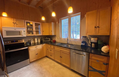 Malletts Bay Cabin | Lake Views with Beach Access