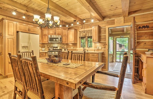 Greentown Cabin | Lake Wallenpaupack Cabin w/Shared Pool!