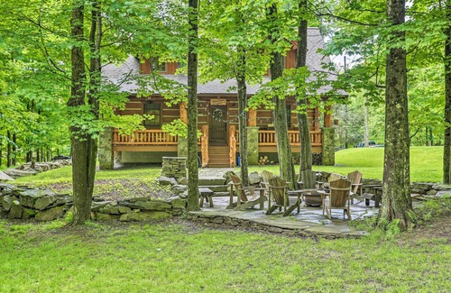 Greentown Cabin | Lake Wallenpaupack Cabin w/Shared Pool!