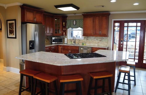 Gilbert House | Lakefront 5BR Home w/Jacuzzi and Outdoor Grill